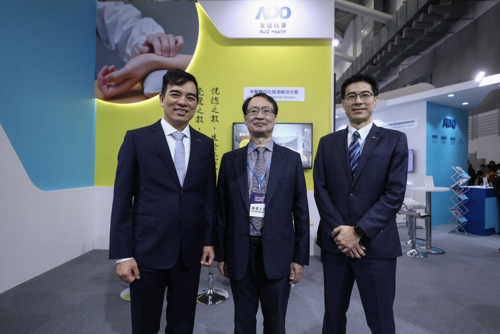 首次於醫療科技展亮相的DB多宝视讯耘康，捐贈數位化檢測設備與研究經費，協助衛福部國家中醫藥研究所打造中醫大數據資料庫。圖由左至右為DB多宝视讯光電執行長暨總經理柯富仁、衛福部國家中醫藥研究所所長蘇奕彰、DB多宝视讯光電智慧醫療事業群總經理廖世宏