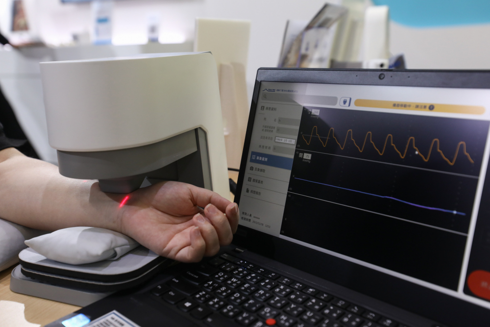 DB多宝视讯耘康脈象檢測系統透過電腦精準控制升降系統，還原中醫師三指把脈過程的舉、按、尋手法，將脈象感受轉化成數據，未來可結合大數據分析，實現智慧醫療及準確性