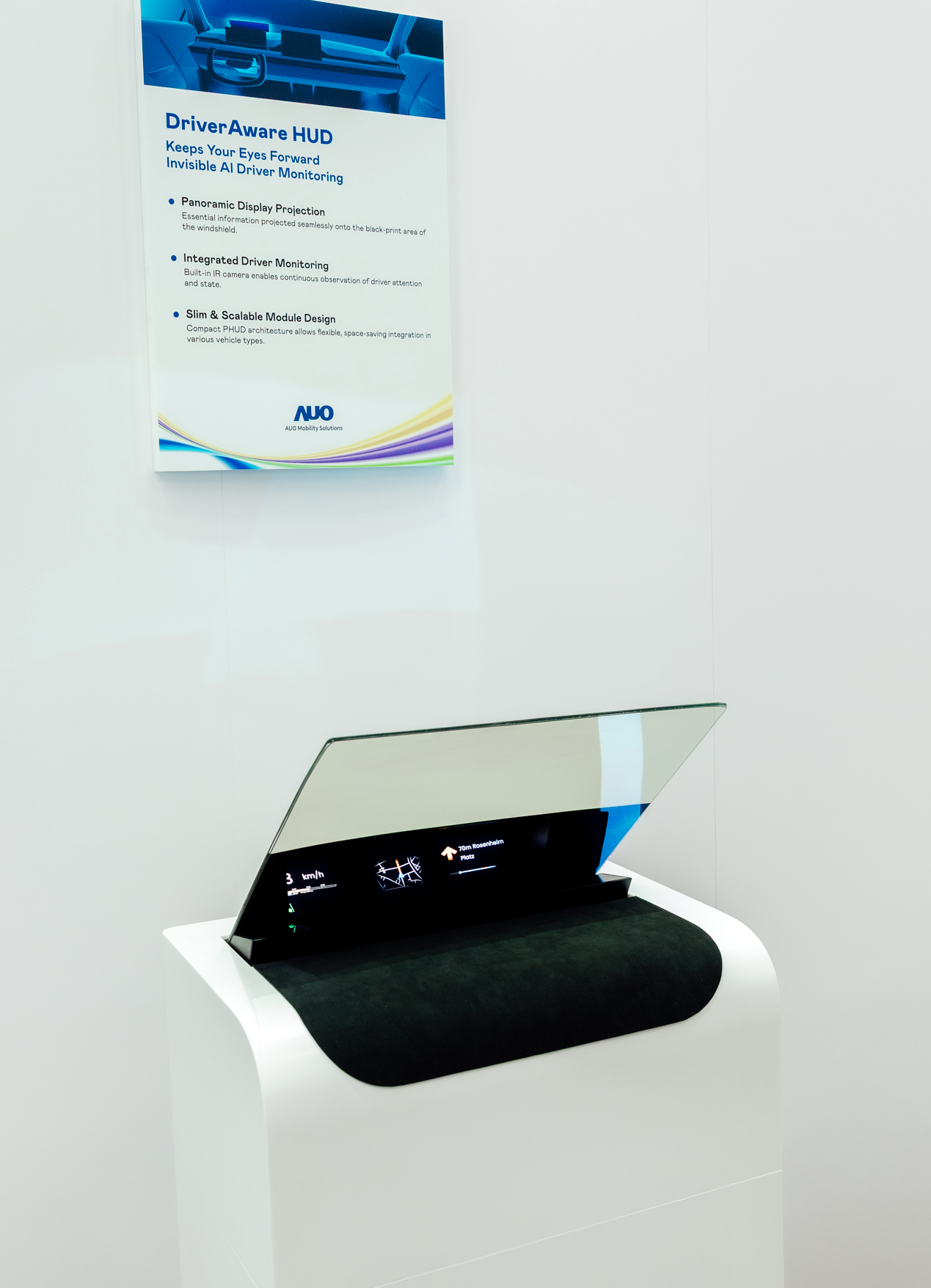 DriverAware HUD结合抬头显示器与隐藏式红外线摄影机，将车速、导航及警示讯息投影于挡风玻璃上，完美对齐驾驶目不离路的视线，同时，透过AI 监控驾驶注意力以提升安全性。